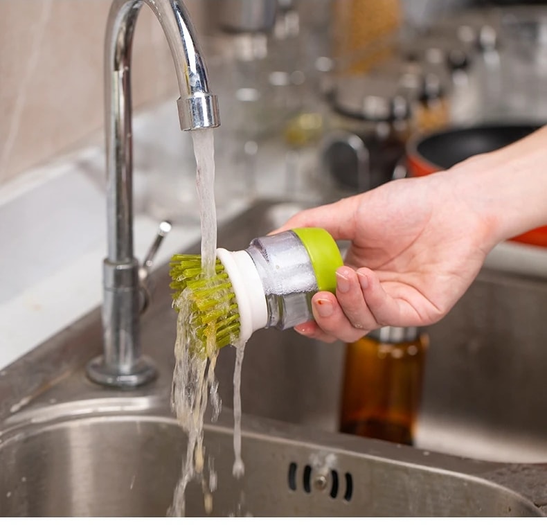 Rinsing the Jalenza brush under running water